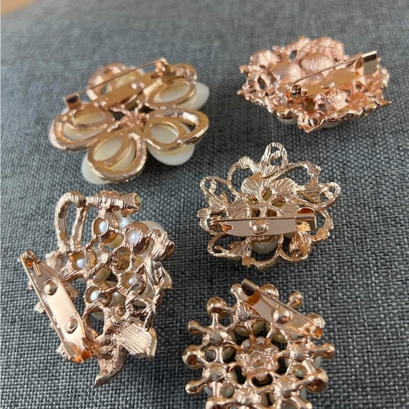 Flower Pearl Design Pin Brooches Label Brooch New - Picture 2 of 3